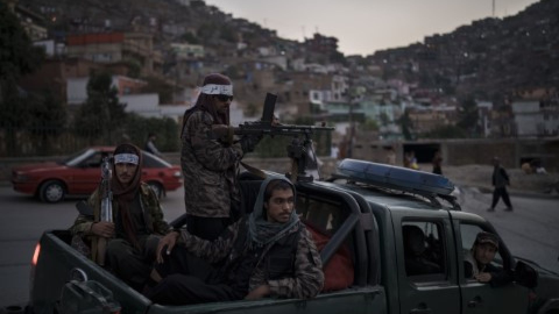 Бомбен атентат срещу талибански конвой, САЩ смекчиха санкциите срещу талибаните 