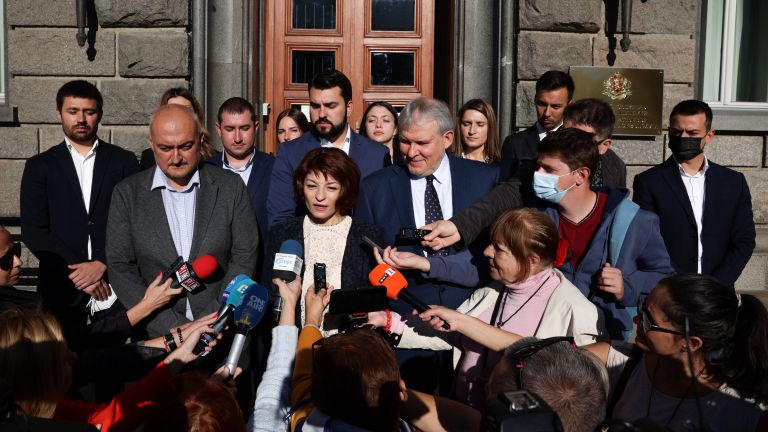 ГЕРБ-СДС внесе в Централната избирателна комисия (ЦИК) 27 000 подписа