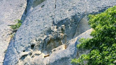 Избирателните секции в с Мадара за местния референдум започнаха работа