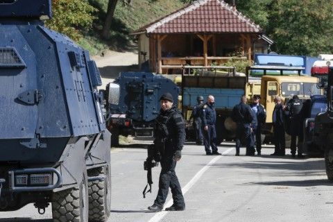 Косовски спецполицаи на границата със Сърбия