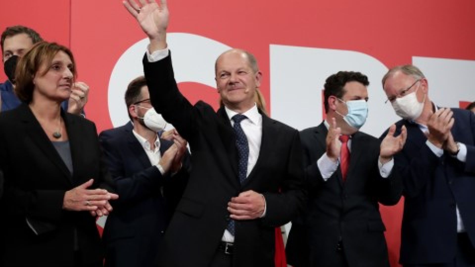 Олаф Шолц сред лагера на социалдемократите - той ли ще е новият канцлер