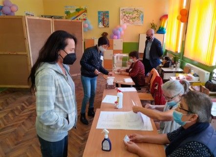 Гласуване на референдума в село Мадара