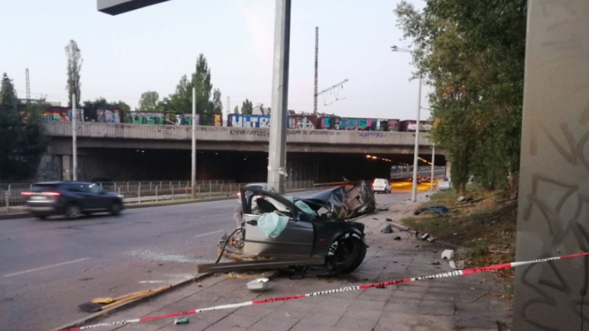 Жесток удар до гара Подуяне: Стълб разцепи на две половини автомобил