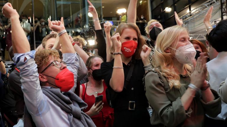 Германската социалдемократическа партия (ГСДП) печели изборите за Бундестаг, изпреварвайки консервативния
