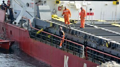 Виж още Заседналият край Камен бряг кораб Vera SU ще