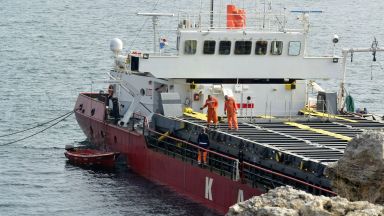 Силен вятър блокира освобождаването на заседналия кораб край Камен бряг