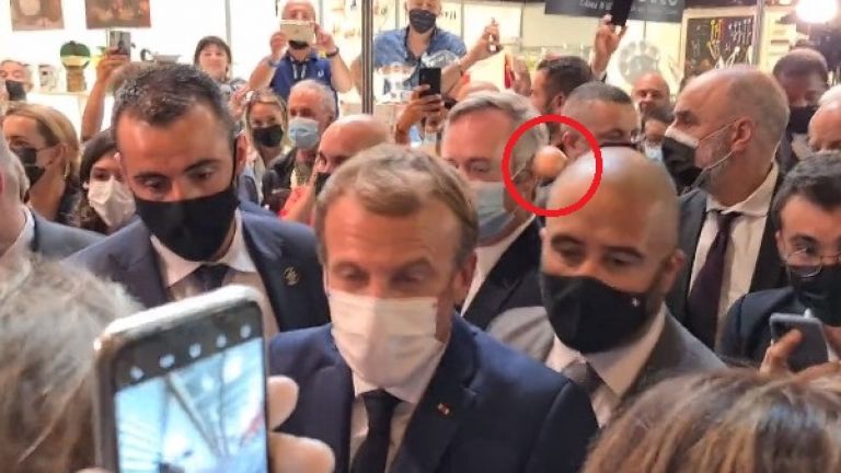 Young man targets Macron with egg and shouts “Long live the revolution” (video)