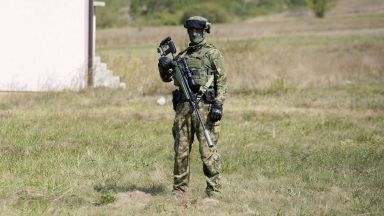 Високо напрежение: НАТО увеличава патрулите до границата на Косово със Сърбия (видео)