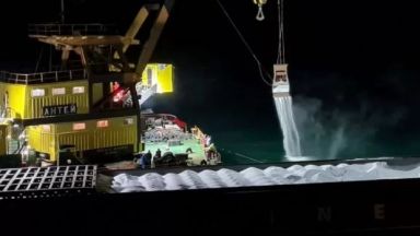 В понеделник вечер започна освобождаването на заседналия кораб VERA SU