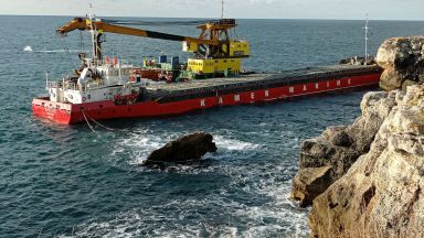 Рискът за пречупване на заседналия кораб Vera Su е огромен