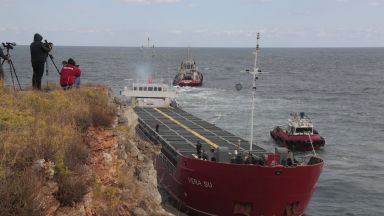 Укрепиха заседналия кораб Вера Су с допълнителни котви 9 членният екипаж