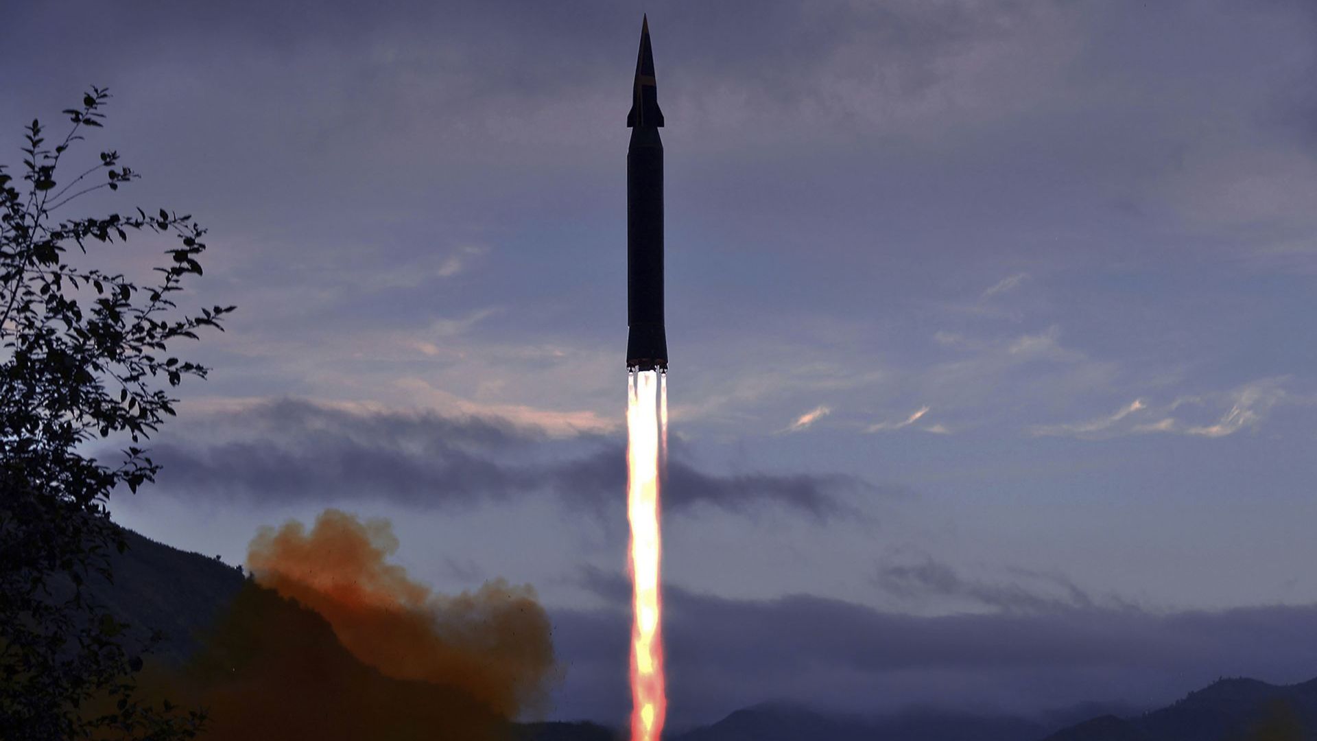 Пхенян изстреля нова хиперзвукова ракета и откри парламента без Ким Чен-ун