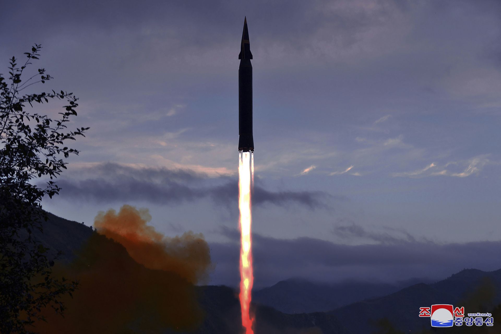 Северна Корея вече има и хиперзвукова ракета