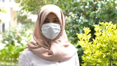 Членове на избирателна комисия в Германия върнали жена която носела