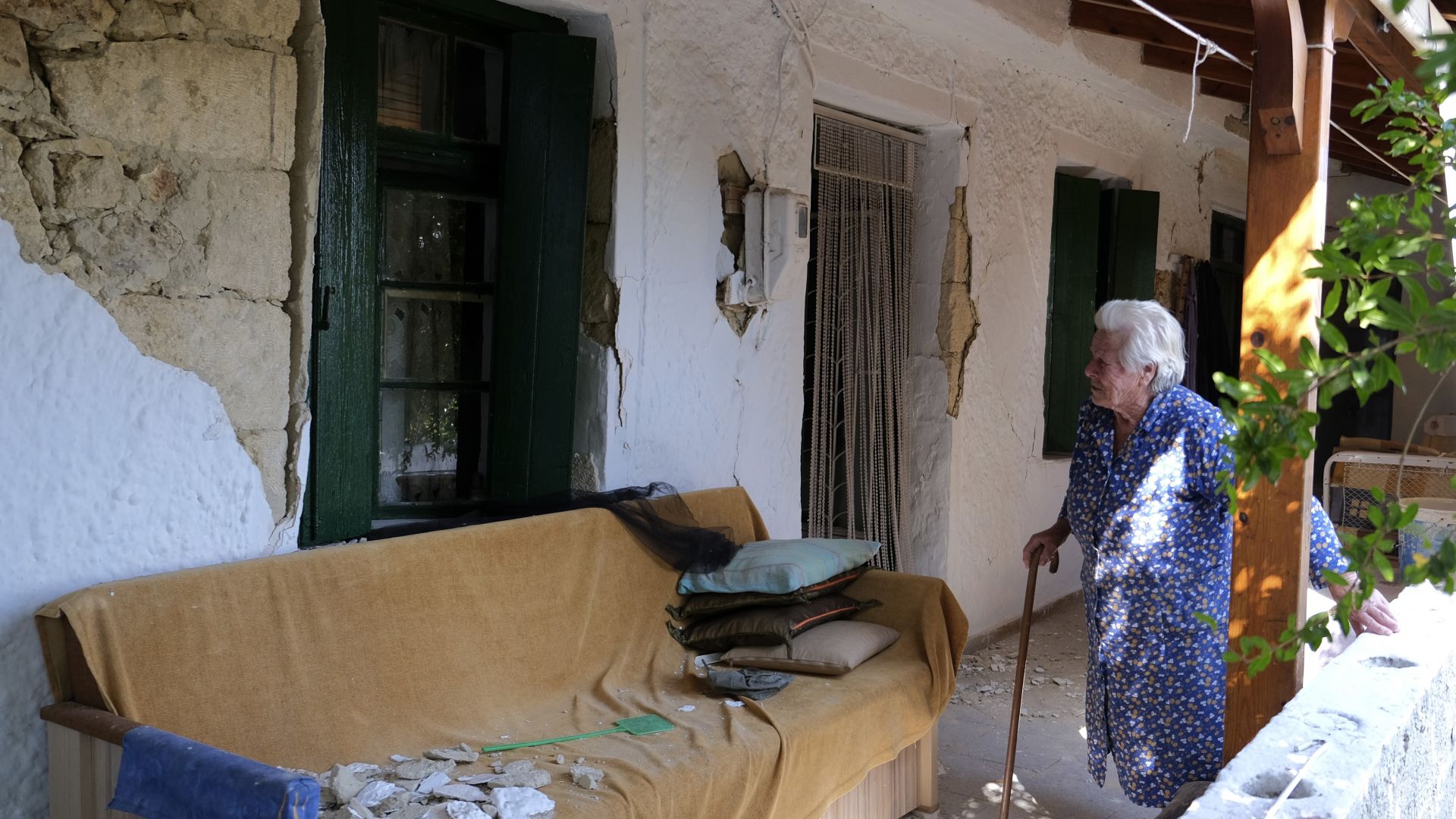 Най-засегнатото село от труса в Крит потъна с 15 сантиметра (снимки/видео)