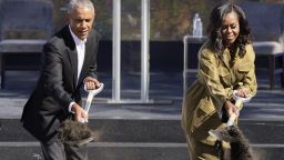 Обама направи първа копка на своя президентски център в Чикаго (снимки, видео)