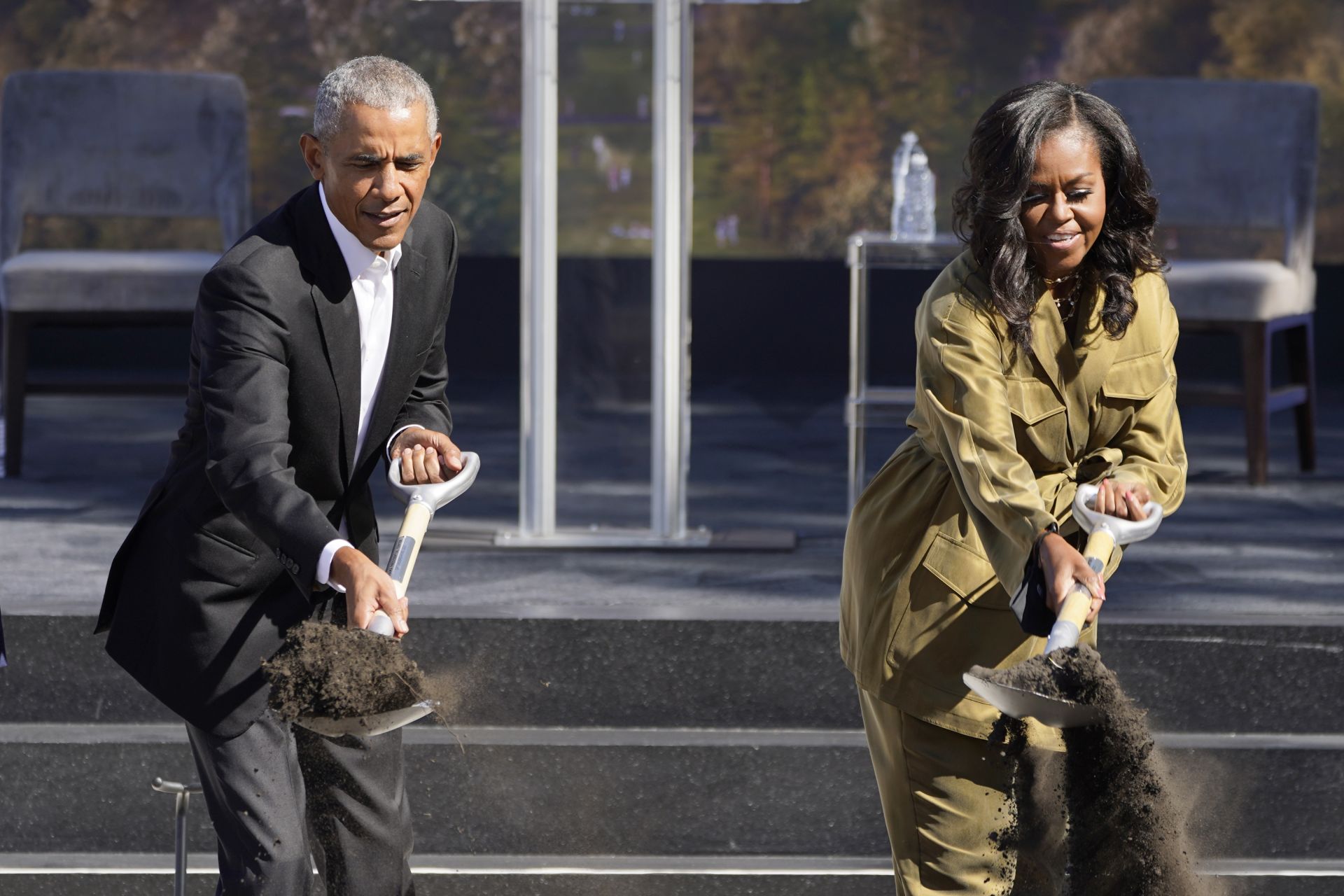 Барак Обама и съпругата му Мишел заедно направиха първа копка