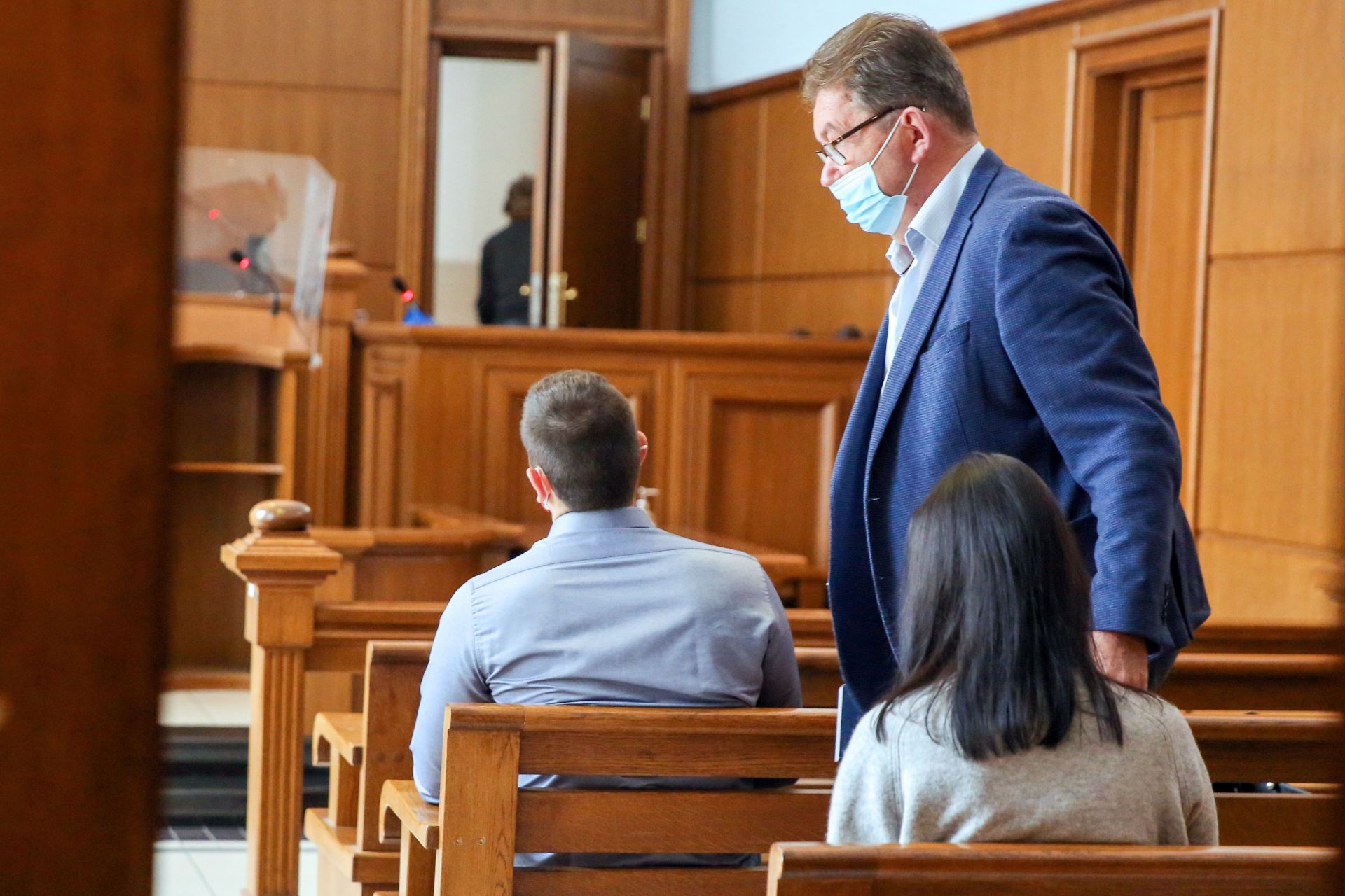 Подсъдимият с адвокат Симеонов в съдебната зала