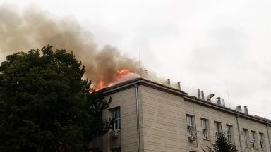 Пожар изпепели покрива на Медицинския университет в Плевен (снимки и видео)