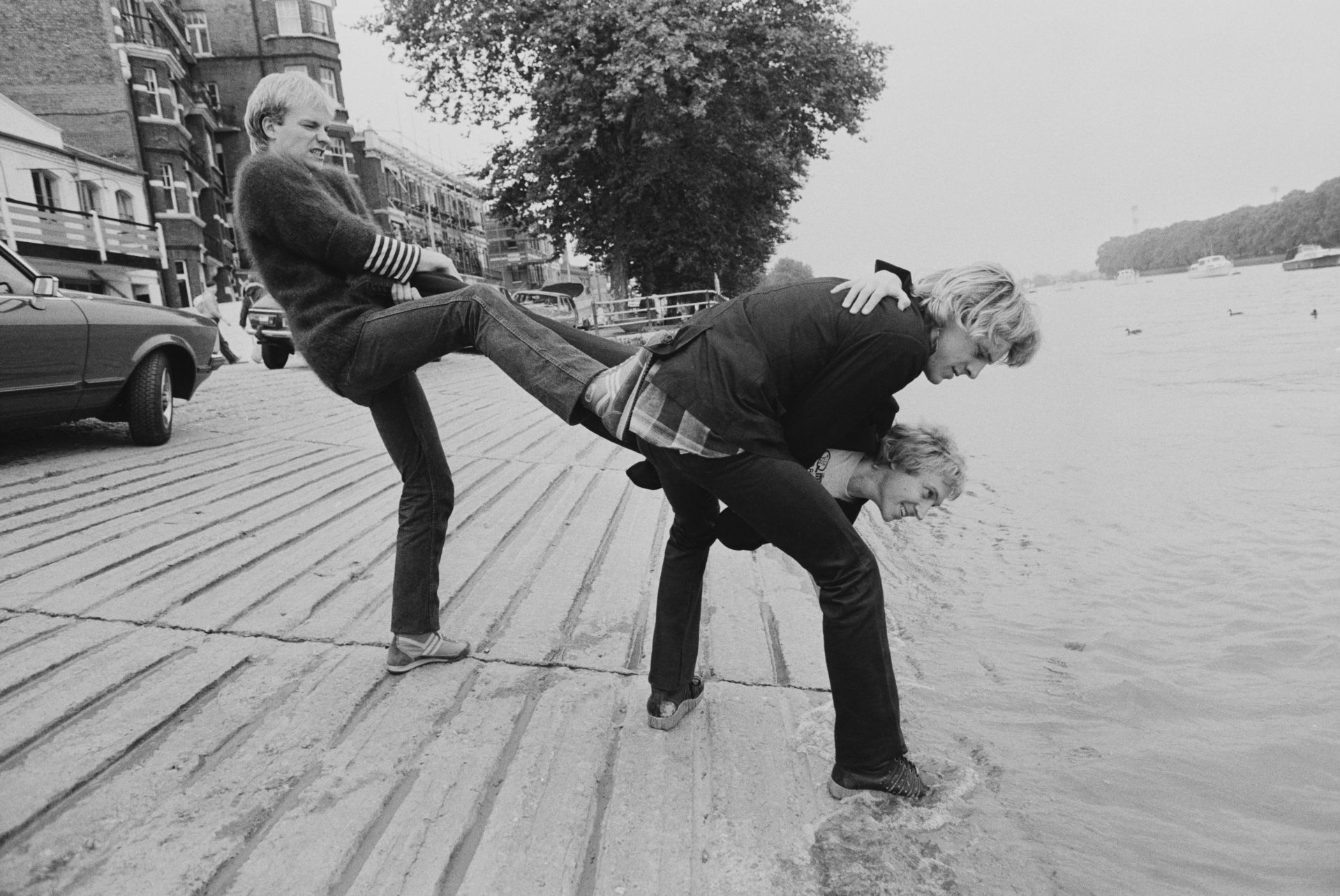 С колегите от The Police барабанистът Стюарт Копеланд и китаристът Анди Съмърс си правят шегички, годината е 1979 г.