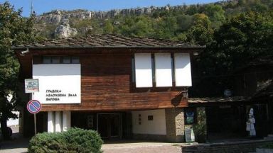 Площада пред Художествена галерия Проф Теофан Сокеров в Ловеч да