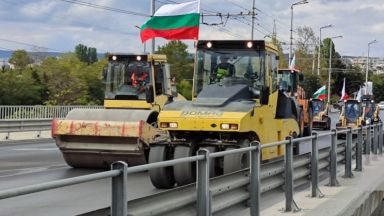 Работници от пътностроителните фирми се събраха на протест пред сградата