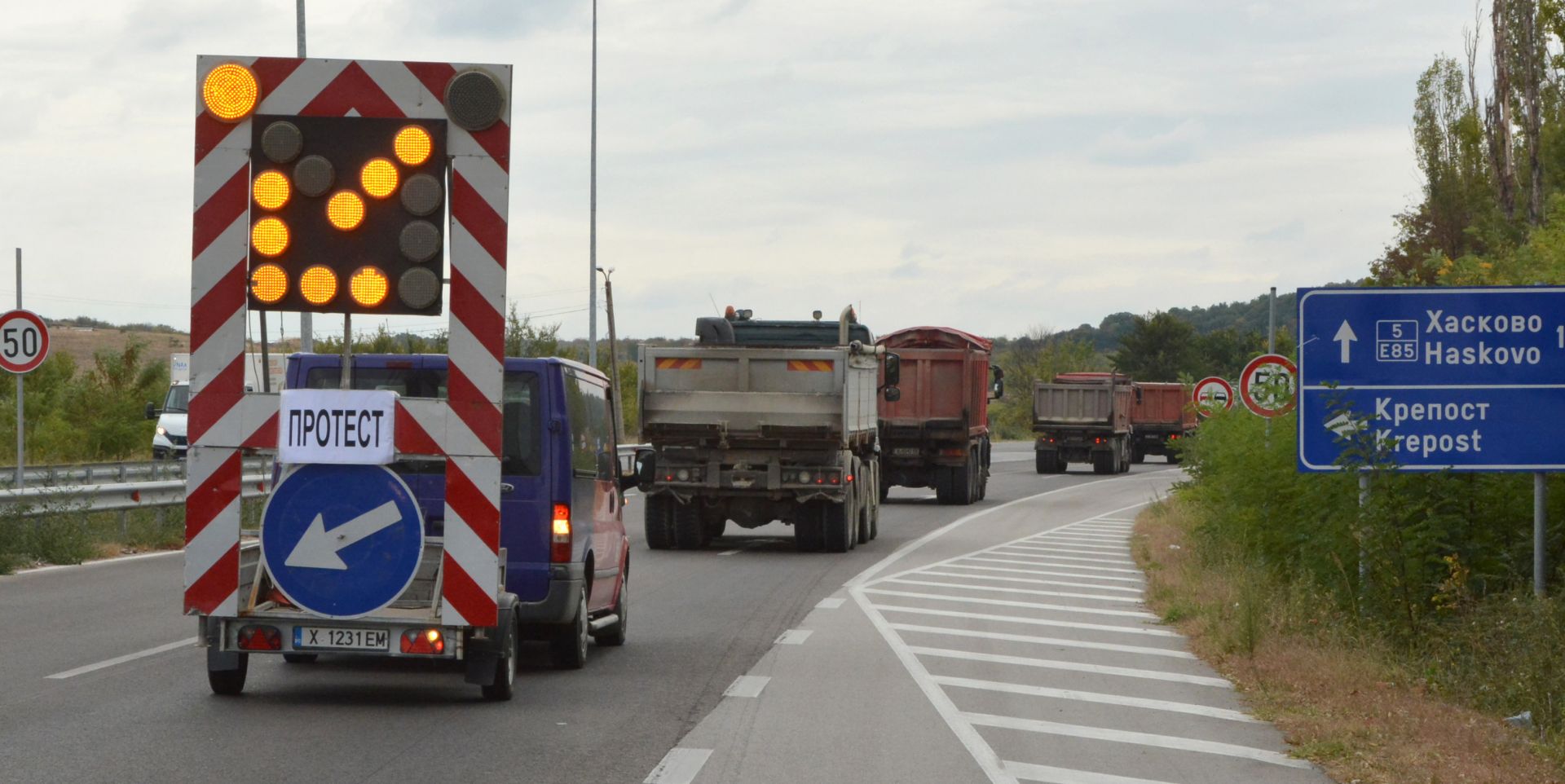 Пътно-строителни фирми от Хасковска област се включиха в националния протест на бранша, като излязоха с камионите си на пътен възел Димитровград, на автомагистрала "Марица".