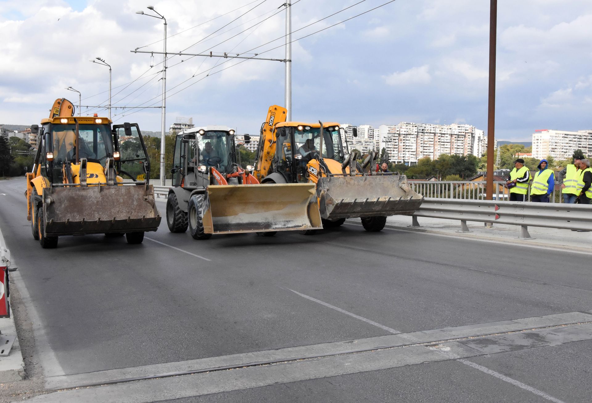 Служители на пътно-поддържаща фирма във Варна блокираха движението по Аспарухов мост в крайморския град