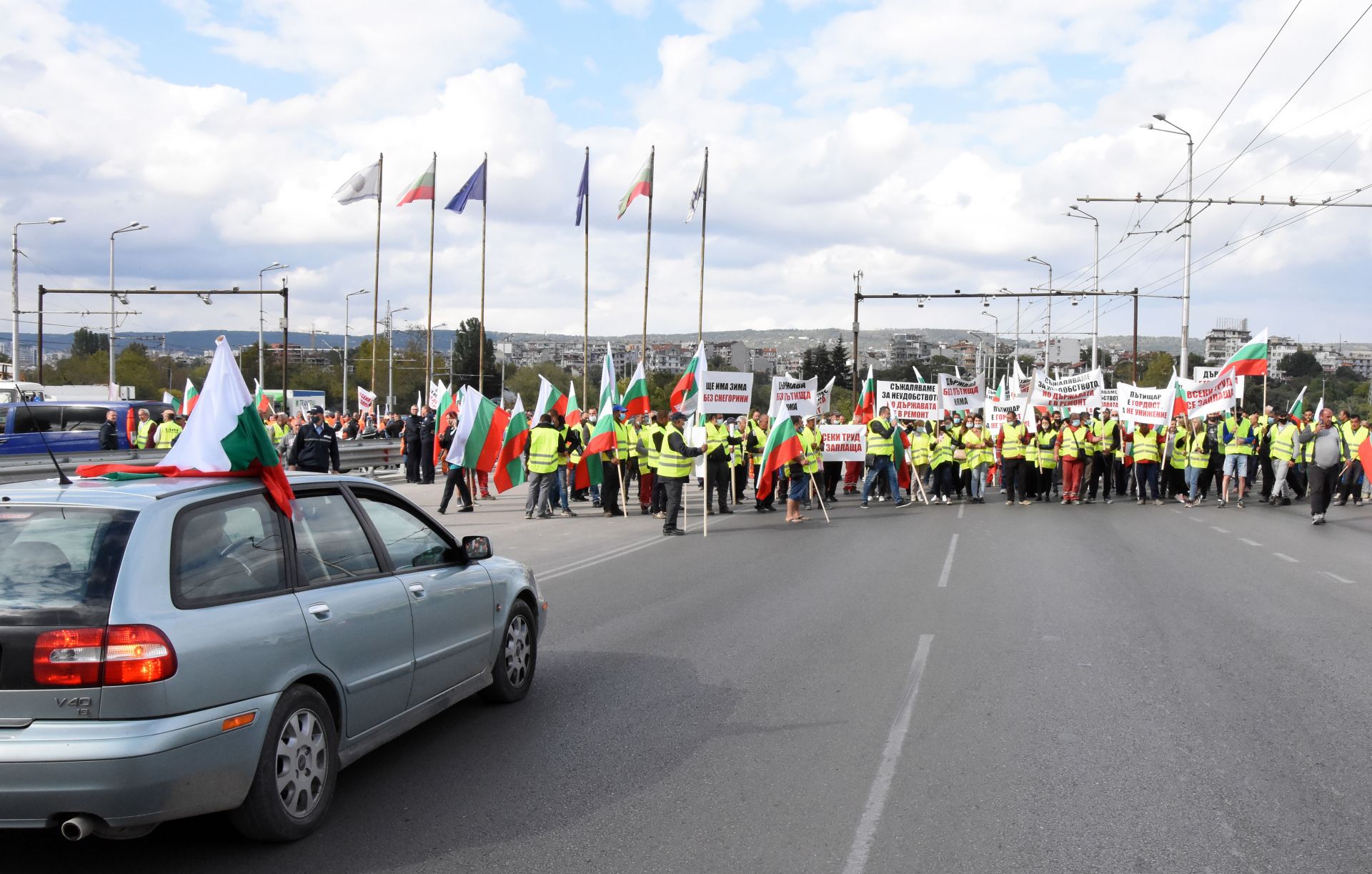 Служители на пътно-поддържаща фирма във Варна блокираха движението по Аспарухов мост в крайморския град