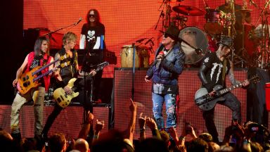 Guns N' Roses обявихa първия си албум от 28 години, записан от оригиналния състав