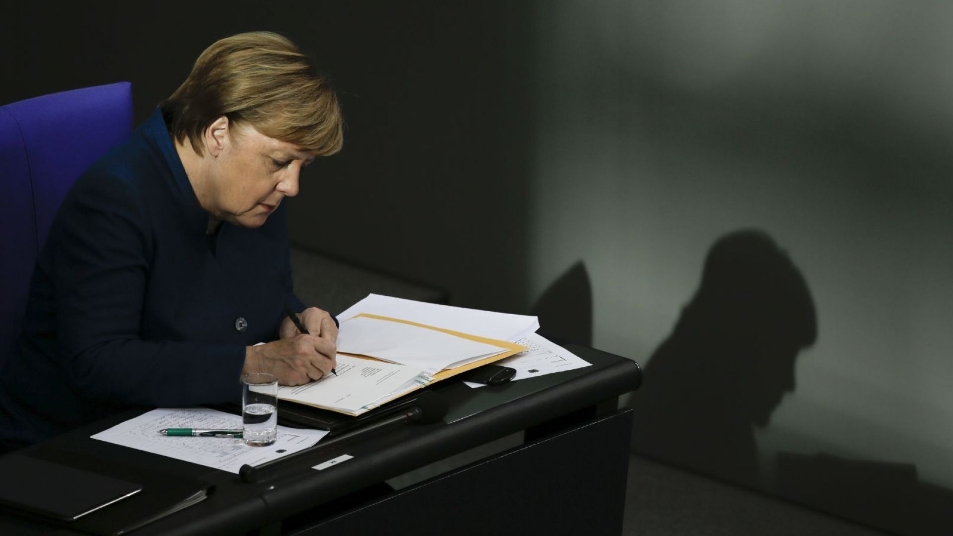 Пенсионираната Меркел е "удовлетворена" и е заета с писането на мемоарите си