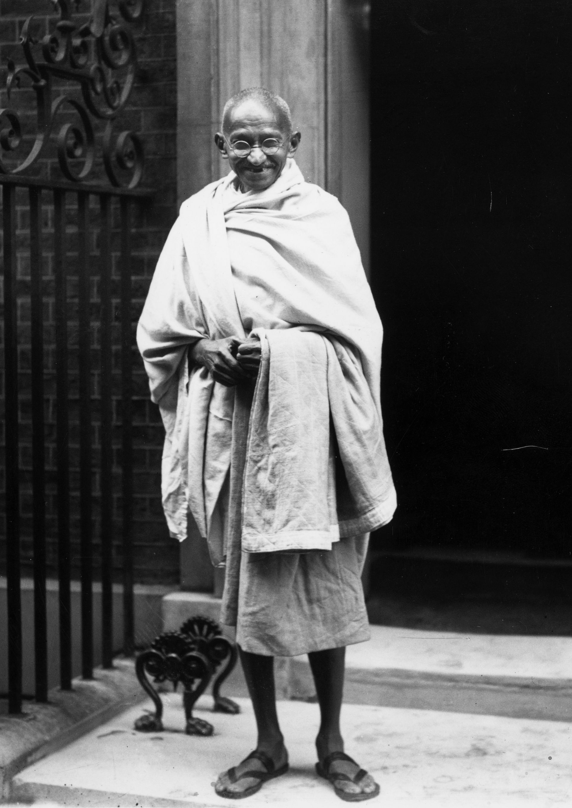 3 ноември 1931 г.: Махатма Ганди пред Даунинг стрийт 10 в Лондон, за да присъства на кръглата маса за индийската конституционна реформа