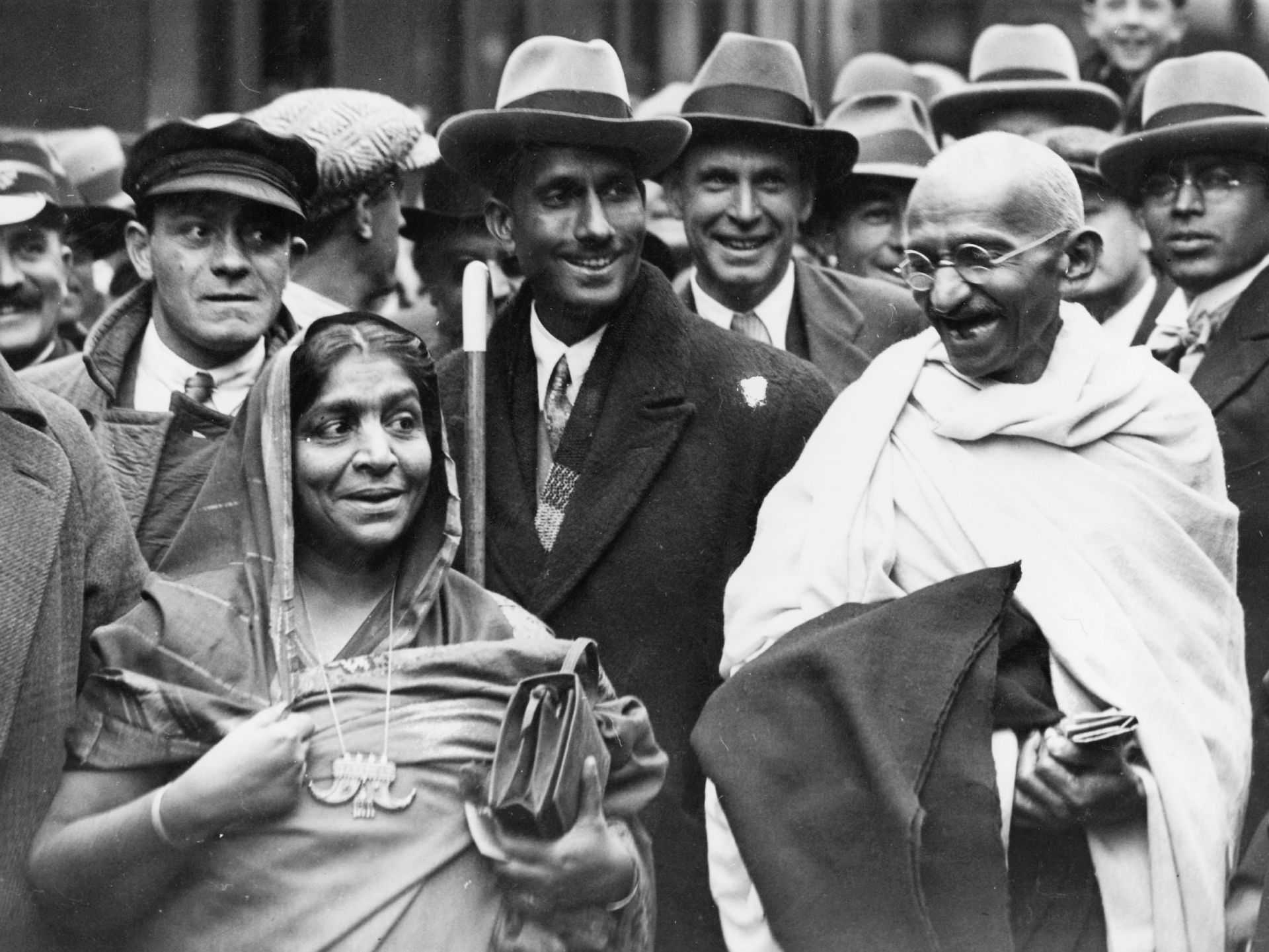 Махатма Ганди на гара Булоне с индийската поетеса Сароджини Найду, на път за Англия, за да присъства на кръглата маса като представител на индийските граждани