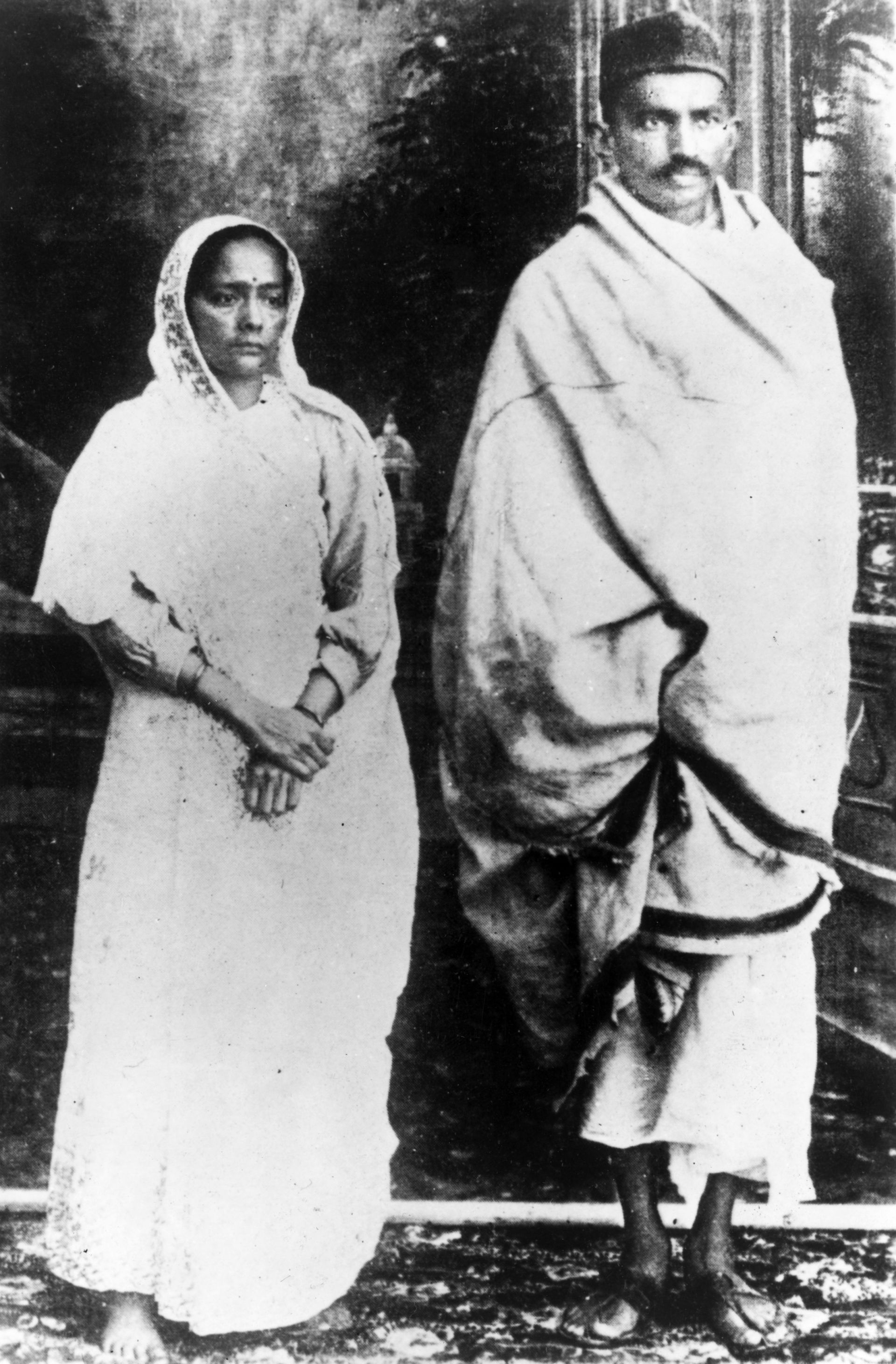 Януари 1922 г .: индийски националистически лидер и организатор на кампанията на Индийския национален конгрес за пасивно несъдействие, Махатма Ганди (Мохандас Карамчанд Ганди, 1869 - 1948 г.) със съпругата си, малко преди ареста му за заговор