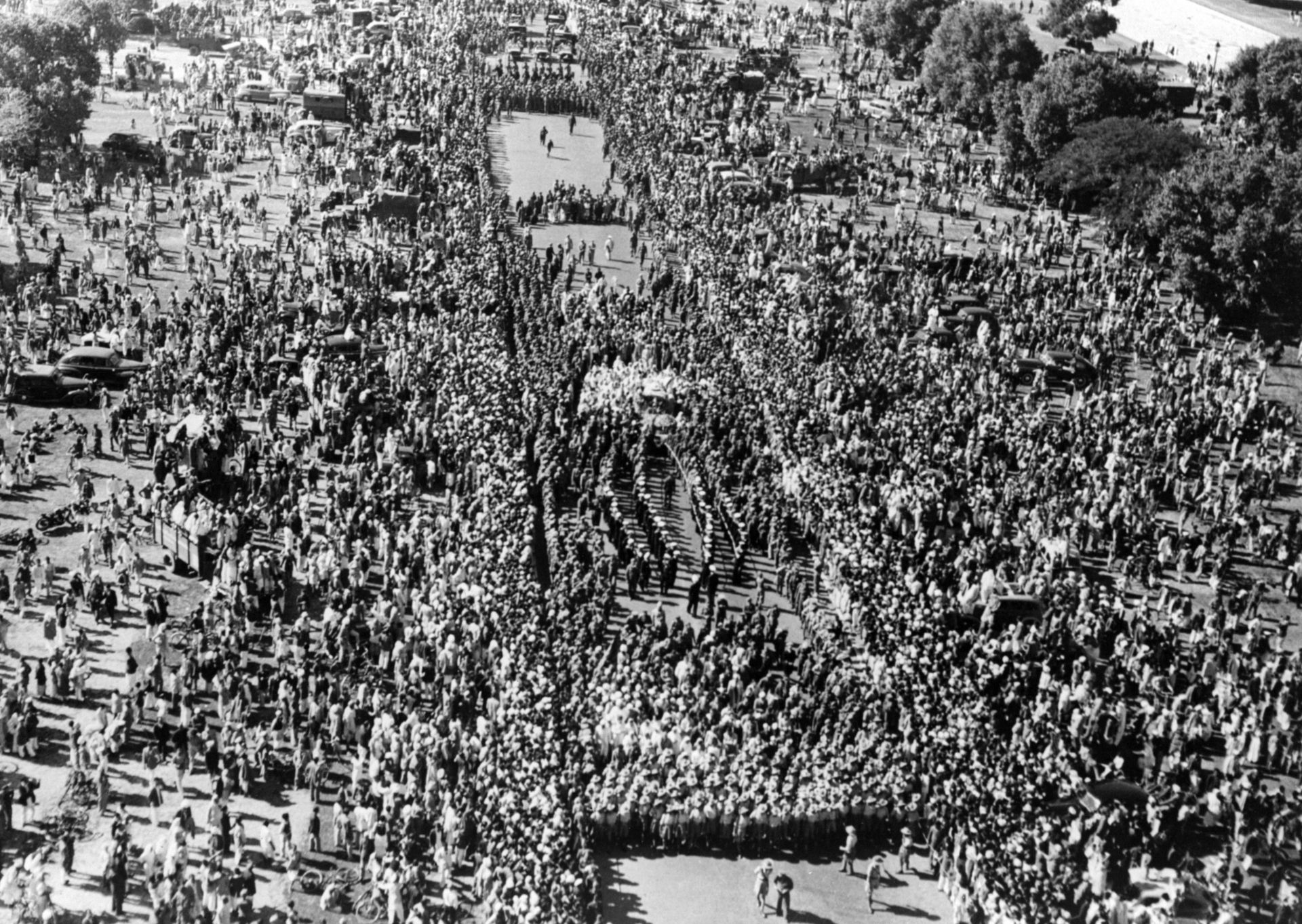  Февруари 1948 г.: Тълпа, която следи погребалното шествие на индийския общественик и бранител на ненасилието Махатма Ганди 