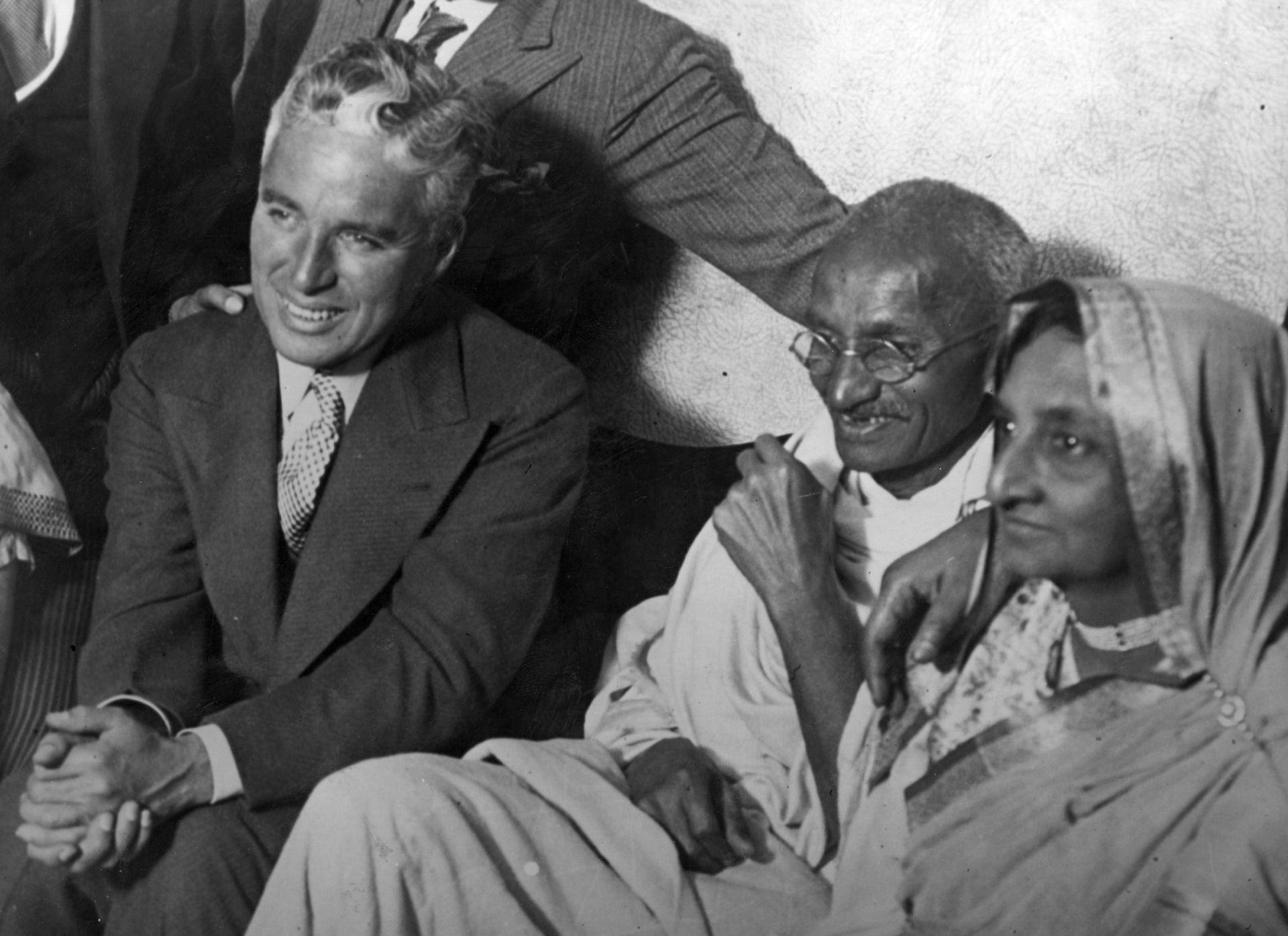 22 септември 1931 г.: Махатма Ганди и съпругата му се срещат с Чарли Чаплин в дома на д -р Катрал в Кеннинг Таун, източен Лондон