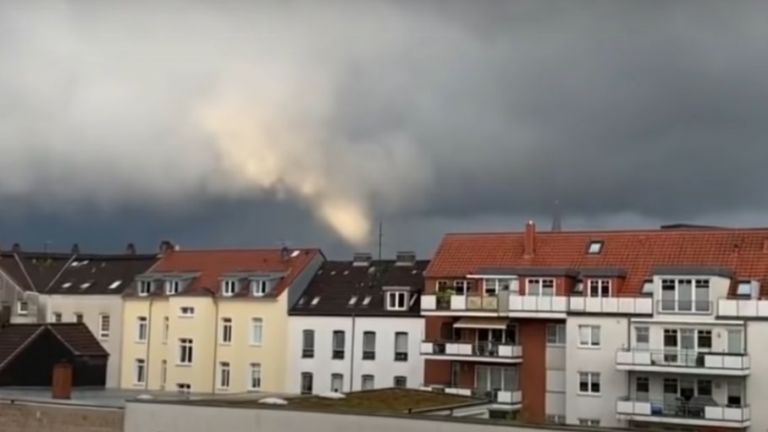 Седем души са ранени, след като торнадо премина над северния