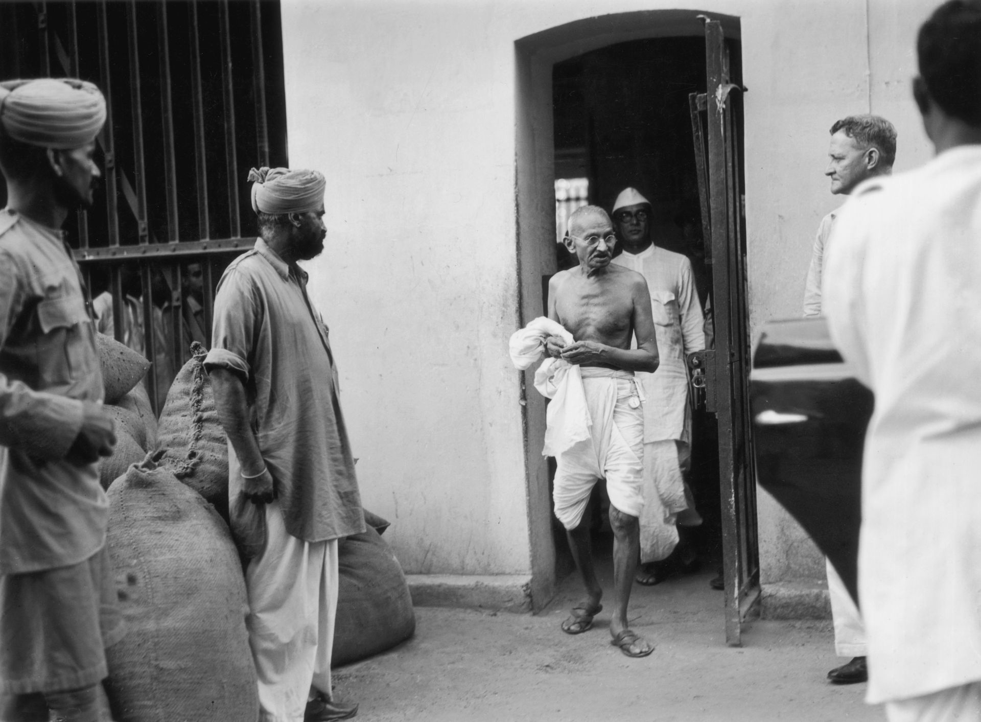 16 април 1938 г .: Индийският националистически лидер Махатма Ганди напуска президентския затвор в Калкута 16 април 1938 г .: Индийският националистически лидер Махатма Ганди напуска президентския затвор в Калкута
