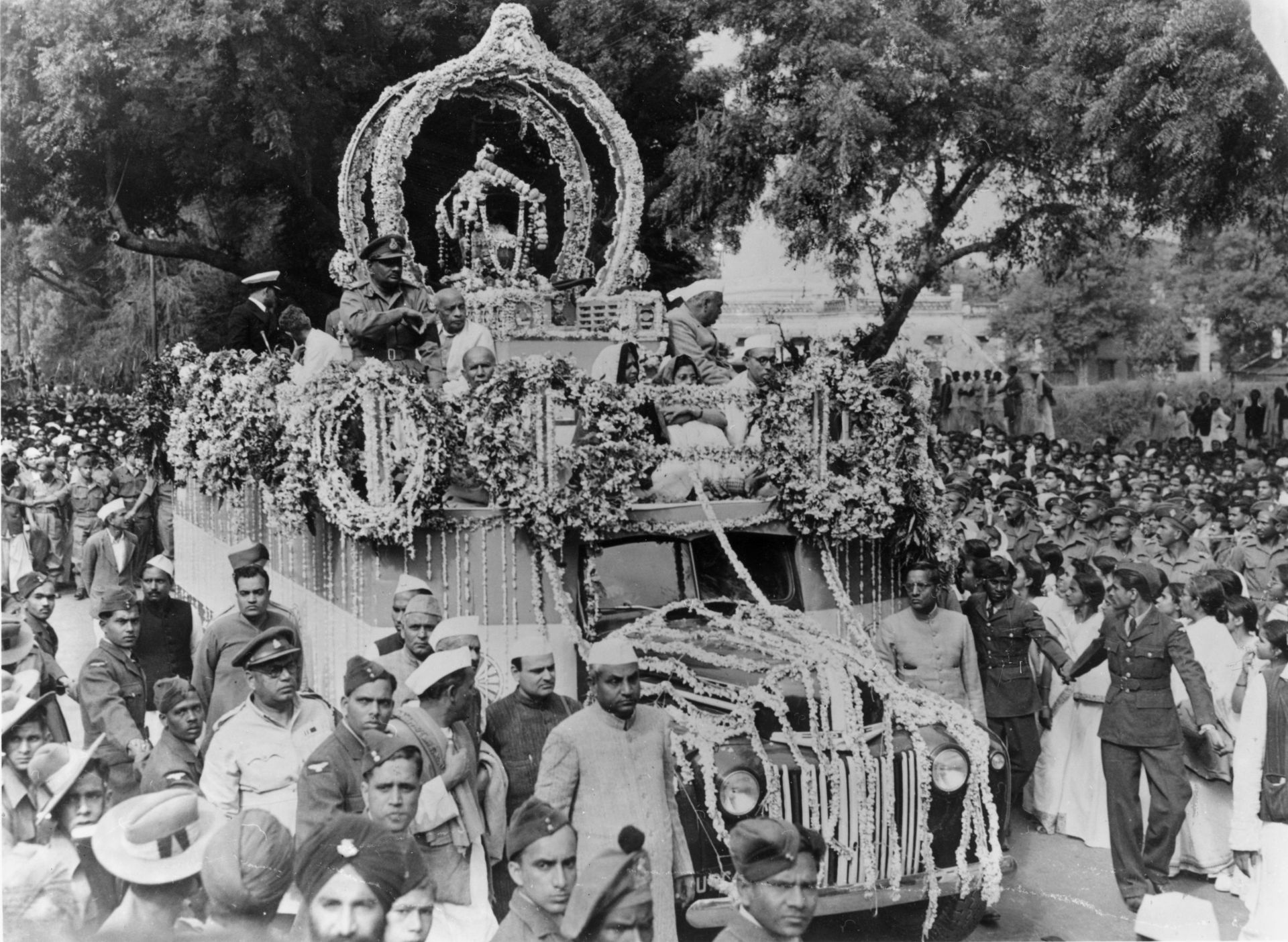  17 февруари 1948 година: Пепелта на убития индийски националистически водач Махатма Ганди (1869 - 1948) се придвижва по улиците на Аллахабад, преди да бъде изпратен до река Ганг 