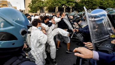Активисти от Италия подновиха протестите Петък за бъдещето инициирани от