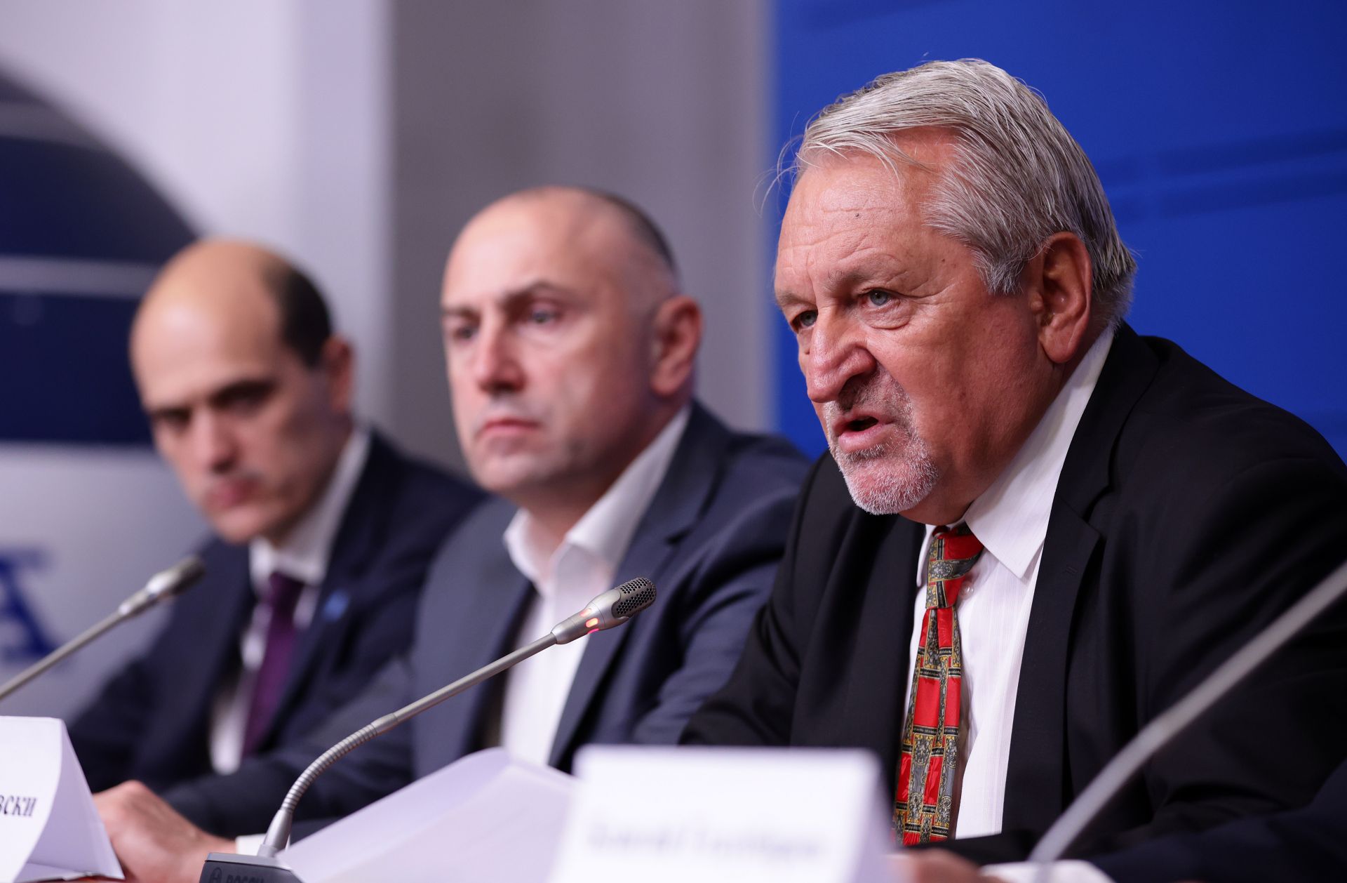 Иван Хиновски, вдясно, до него са Любомир Каримански (ИТН) и заместник-министърът на енергетиката в оставка Пламен Данаилов (ИТН)