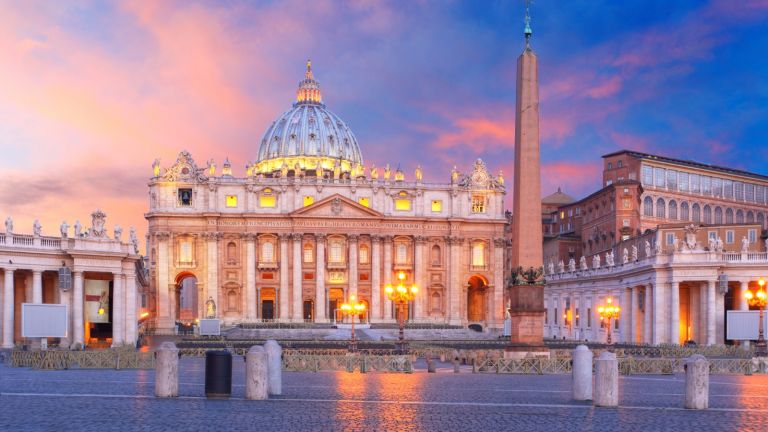 Дали е благочестиво? Пицария в базиликата "Свети Петър" за утеха на туристите