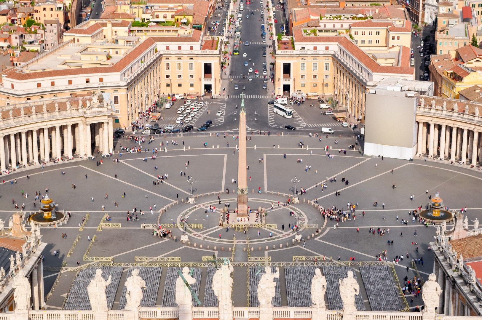 Египетският обелиск на площад "Свети Петър" във Ватикана