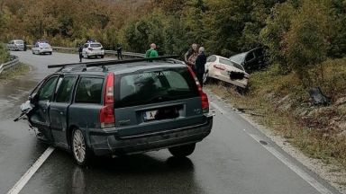 Двама души пострадаха при тежка катастрофа между три автомобила на