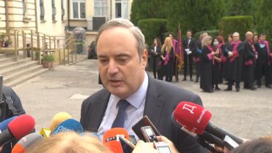 Инициативен комитет с председател Радомир Чолаков представя официално номинацията на