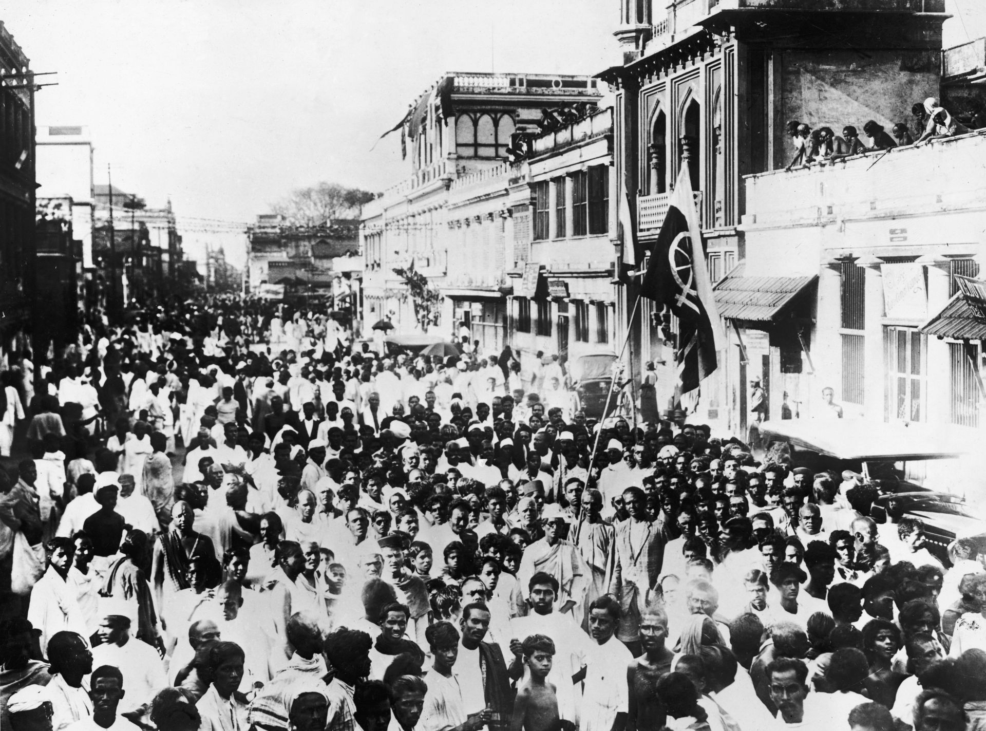  Национални доброволци, последователи на Махатма Ганди, маршируват по улиците на Мадрас, 1930 г 