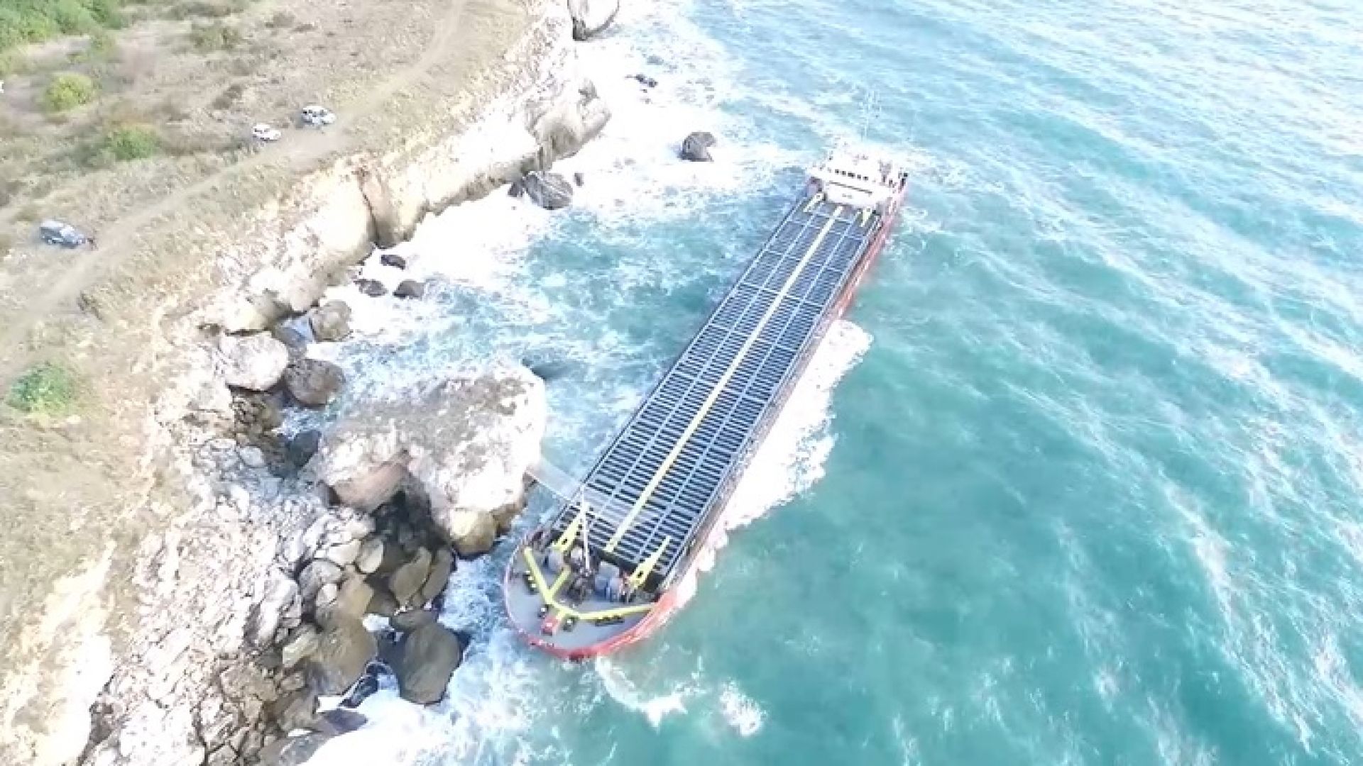 Дрон на Морското училище във Варна засне заседналия край Камен бряг кораб (видео)