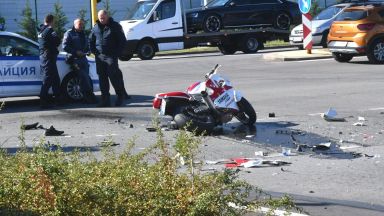 Моторист загина, а спътникът му е тежко ранен при удар в кола в София (снимки)