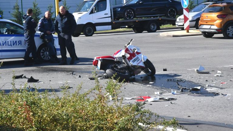 Моторист загина на място, а спътникът му е тежко ранен