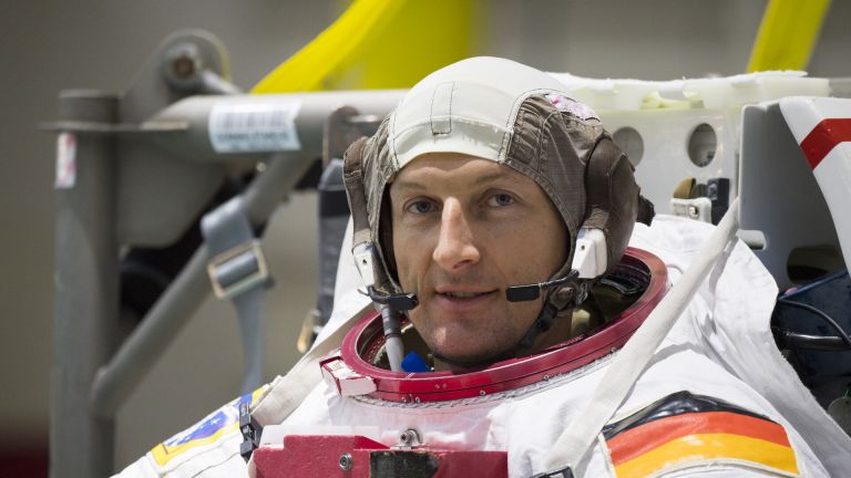 Европейският астронавт Матиас Маурер изпробва новия скафандър на "Спейс Екс"